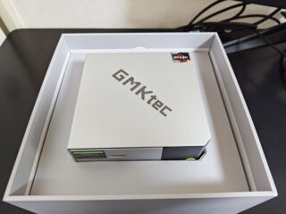 NucBox M8の箱を開けたところ