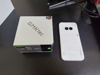 NucBox M8とNothing Phone (2a)のサイズ比較