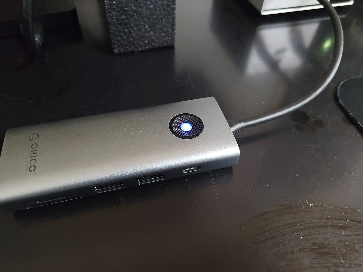 電源が入るとLED点灯