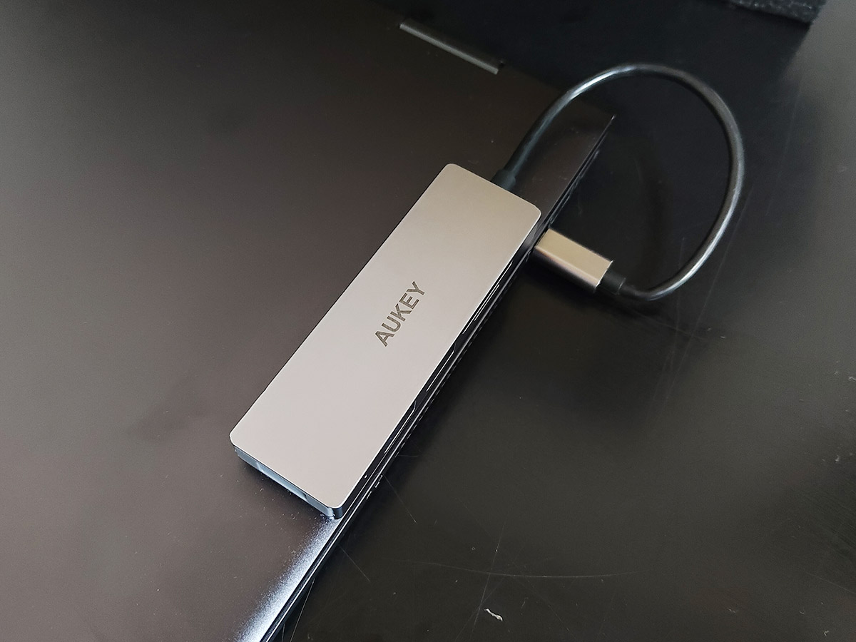 USBハブをノートPCに貼り付け
